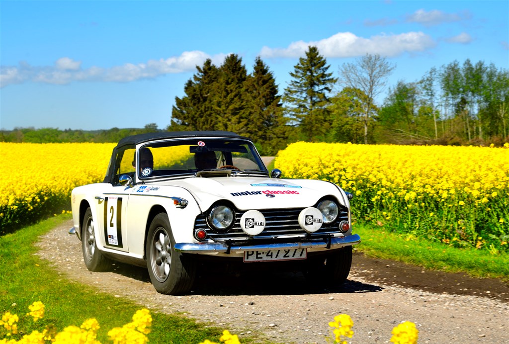 Klassisk rally består af bilentusiaster, der nyder køreglæde i klassiske biler på smukke veje. Her eksemplificeret af far og søn, Lars og Simon Hjorth fra Dianalund og Middelfart, der i weekenden med deres Triumph TR4A fra 1966 jagter deres fjerde sejr i Oresund Rally.
(Foto: Michael Eisenberg - Intercom)